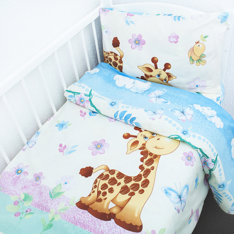 Постельное белье в детскую кроватку 04589 Веселый жирафик поплин с простыней на резинке